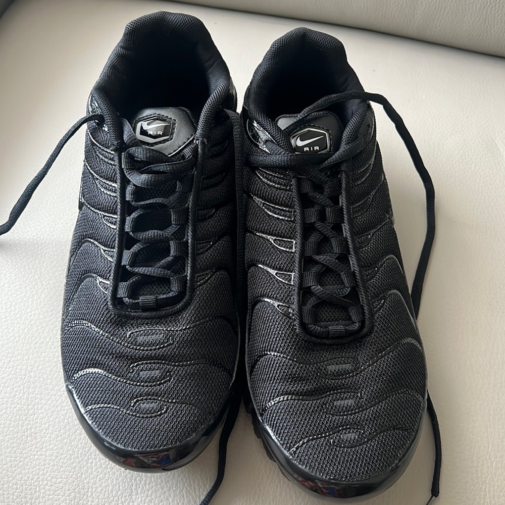 NEW NIKE AIR SIZE 8.5 SNEAKERS